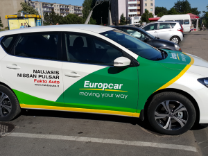 Reklama ant automobilio. Jūsų automobilis gali būti firmos vizitinė kortelė. Gali būti lakoniškas - tik logotipas ir kontaktai. O gali būti foto plakatai, kurie atspindi įmonės veiklą. Mūsų dizaineriai sukurs keletą variantų. Jums bus lengva išsirinkti pagal savo skonį. Reklama gaminama iš Oracal lipnios plėvelės. Galite rinktis ekonominį Oracal plėvelės variantą. Arba brangesnį Oracal automobilinės plėvelės variantą. Mes stengėmės sukurti gausią galeriją atspindinčią įvairiausiai apklijuotus mūsų automobilius. Tikimės radote sau patinkantį variantą. Galime apklijuoti automobilį pas jus.