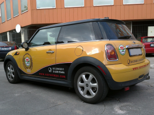 Reklama ant automobilių. Automobilis - jūs vizitinė kortelė. Dizaineriai sukurs jums priimtiną stilių. Kuris gal bus lakoniškas. Tik logotipas ir kontaktai. O gal foto plakatai? Kurie atspindi įmonės veiklą. Mes pasiūlysime ne vieną, o keletą variantų. Jums bus lengva išsirinkti. . Puikiai žinome ... reklama ant automobilio gali būti akį rėžianti. O gal išskirtinė ar tiesiog skoninga. Lipdukai – iš Oracal lipnios plėvelės. Ekonominės 641 serijos Oracal plėvele apklijuotas automobilis tarnaus ne vienus metus. Arba prabrangesnis Oracal automobilinės plėvelės variantas. Spausdintą reklamą laminuojama apsaugine plėvele. Taip apsaugoma reklama nuo blukimo. Susiderinus reklamos maketą paskaičiuosime kainą. Sąmatoje bus lipdukų pagaminimo ir užklijavimo kaina. Sukūrėme gausią galeriją. Ji atspindi apklijuotus mūsų automobilius. Tikimės radote sau patinkantį variantą. Apklijuoti automobilį galime atvykti ir pas jus. Dirbame jau daugiau kaip 20 metų. Sukaupėme ilgą automobilių klijavimo patirtį. Taip pat galime pagaminti lipdukus ant megnetinės plėvelės. Tai labai patogu tiems, kurie nenori klijuoti reklamos. Tačiau paženklinti automobilį būtina. Mes siūlome profesionalus ir kokybiškas automobilių apklijavimą. Visada galime pasiūlyti automobilių klijavimą už prieinamą kainą. Unikalus dizainas tavo mašinai. Kokybiškas ir greitas automobilių apklijavimas plėvele. Efektas garantuotas! Rinkitės iš daugybės stilių Patikimos medžiagos. Suteikiame garantijas. Individualūs projektai. Taip pat galime pasiūlyti pagaminti lipdukus. Galite bandyti juos užklijuoti patys. Paruošime lipdukus klijavimui su transportine plėvele. Užklijavę lipsdukus tik nulupsite transportinę plėvelę. Tačiau apklijuoti automobilį reikalingi įgūdžiai. Tai ne lygios plokštumos klijavimas. Taip pat galime pritaikyti jūsų turimą maketą konkretaus automobilio apklijavimui. Nes vieno automobilio apklijavimo maketas netiks kito automobilio apklijavimui. Klijuojame ne tik lengvuosius automobilius. Galime pasiūlyti klijavimą ir krovininių automobilių, nes klijuojame ir pas užsakovą. Mes neturime klijavimui skirtų patalpų. Automobiliai klijuojami lauko sąlygomis. Todėl reikalingos tinkamos oro sąlygos klijavimui. Automobiliai klijuojami esant pliusinei temperatūrai. Prieš klijavimą automobilis privalo būti švarus. Nuplautas be vaškavimo. Po apklijavimo geriau automobilio savaitę neplauti. Taip kristalizuojasi klijai ir automobilio apklijavimas tarnaus ilgesnį laiką. Taip pat galime atlikti dalinį apklijavimą. Tai reikalinga jei automobilis pateko į įvykį. Galime pasiūlyti ir polimerinius lipdukus. Klijuojame ir lipdukus spausdintus ant skaidrios plėvelės. Taip išgaunami perėjimai nuo natūralios automobilio spalvos iki norimo atspalvio. Galime apklijuoti automobile ir pagal jūsų maketą. Tik norint nemokėti du kartus už maketavimą, reikia žinoti maketo paruošimo taisykles. Failai turi būti kreivibiai. Pdf, eps arba cdr formatuose. Spaudos failai parengti cmyk spalvų skalėje. Tačiau ir turint gamybos failą reiktų, kad prieš gaminant lipdukus automobilis atvyktų matavimams. Kitu atveju, gali tekti gaminti lipdukus du kartus. Turime ilgametę automobilių klijavimo patirtį.