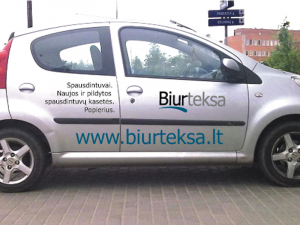 Reklama ant automobilių. Automobilis - jūs vizitinė kortelė. Dizaineriai sukurs jums priimtiną stilių. Kuris gal bus lakoniškas. Tik logotipas ir kontaktai. O gal foto plakatai? Kurie atspindi įmonės veiklą. Mes pasiūlysime ne vieną, o keletą variantų. Jums bus lengva išsirinkti. . Puikiai žinome ... reklama ant automobilio gali būti akį rėžianti. O gal išskirtinė ar tiesiog skoninga. Lipdukai – iš Oracal lipnios plėvelės. Ekonominės 641 serijos Oracal plėvele apklijuotas automobilis tarnaus ne vienus metus. Arba prabrangesnis Oracal automobilinės plėvelės variantas. Spausdintą reklamą laminuojama apsaugine plėvele. Taip apsaugoma reklama nuo blukimo. Susiderinus reklamos maketą paskaičiuosime kainą. Sąmatoje bus lipdukų pagaminimo ir užklijavimo kaina. Sukūrėme gausią galeriją. Ji atspindi apklijuotus mūsų automobilius. Tikimės radote sau patinkantį variantą. Apklijuoti automobilį galime atvykti ir pas jus. Dirbame jau daugiau kaip 20 metų. Sukaupėme ilgą automobilių klijavimo patirtį. Taip pat galime pagaminti lipdukus ant megnetinės plėvelės. Tai labai patogu tiems, kurie nenori klijuoti reklamos. Tačiau paženklinti automobilį būtina. Mes siūlome profesionalus ir kokybiškas automobilių apklijavimą. Visada galime pasiūlyti automobilių klijavimą už prieinamą kainą. Unikalus dizainas tavo mašinai. Kokybiškas ir greitas automobilių apklijavimas plėvele. Efektas garantuotas! Rinkitės iš daugybės stilių Patikimos medžiagos. Suteikiame garantijas. Individualūs projektai. Taip pat galime pasiūlyti pagaminti lipdukus. Galite bandyti juos užklijuoti patys. Paruošime lipdukus klijavimui su transportine plėvele. Užklijavę lipsdukus tik nulupsite transportinę plėvelę. Tačiau apklijuoti automobilį reikalingi įgūdžiai. Tai ne lygios plokštumos klijavimas. Taip pat galime pritaikyti jūsų turimą maketą konkretaus automobilio apklijavimui. Nes vieno automobilio apklijavimo maketas netiks kito automobilio apklijavimui. Klijuojame ne tik lengvuosius automobilius. Galime pasiūlyti klijavimą ir krovininių automobilių, nes klijuojame ir pas užsakovą. Mes neturime klijavimui skirtų patalpų. Automobiliai klijuojami lauko sąlygomis. Todėl reikalingos tinkamos oro sąlygos klijavimui. Automobiliai klijuojami esant pliusinei temperatūrai. Prieš klijavimą automobilis privalo būti švarus. Nuplautas be vaškavimo. Po apklijavimo geriau automobilio savaitę neplauti. Taip kristalizuojasi klijai ir automobilio apklijavimas tarnaus ilgesnį laiką. Taip pat galime atlikti dalinį apklijavimą. Tai reikalinga jei automobilis pateko į įvykį. Galime pasiūlyti ir polimerinius lipdukus. Klijuojame ir lipdukus spausdintus ant skaidrios plėvelės. Taip išgaunami perėjimai nuo natūralios automobilio spalvos iki norimo atspalvio. Galime apklijuoti automobile ir pagal jūsų maketą. Tik norint nemokėti du kartus už maketavimą, reikia žinoti maketo paruošimo taisykles. Failai turi būti kreivibiai. Pdf, eps arba cdr formatuose. Spaudos failai parengti cmyk spalvų skalėje. Tačiau ir turint gamybos failą reiktų, kad prieš gaminant lipdukus automobilis atvyktų matavimams. Kitu atveju, gali tekti gaminti lipdukus du kartus. Turime ilgametę automobilių klijavimo patirtį.