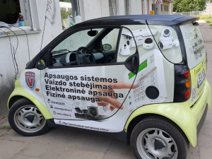 Reklama ant automobilių. Automobilis - jūs vizitinė kortelė. Dizaineriai sukurs jums priimtiną stilių. Kuris gal bus lakoniškas. Tik logotipas ir kontaktai. O gal foto plakatai? Kurie atspindi įmonės veiklą. Mes pasiūlysime ne vieną, o keletą variantų. Jums bus lengva išsirinkti. . Puikiai žinome ... reklama ant automobilio gali būti akį rėžianti. O gal išskirtinė ar tiesiog skoninga. Lipdukai – iš Oracal lipnios plėvelės. Ekonominės 641 serijos Oracal plėvele apklijuotas automobilis tarnaus ne vienus metus. Arba prabrangesnis Oracal automobilinės plėvelės variantas. Spausdintą reklamą laminuojama apsaugine plėvele. Taip apsaugoma reklama nuo blukimo. Susiderinus reklamos maketą paskaičiuosime kainą. Sąmatoje bus lipdukų pagaminimo ir užklijavimo kaina. Sukūrėme gausią galeriją. Ji atspindi apklijuotus mūsų automobilius. Tikimės radote sau patinkantį variantą. Apklijuoti automobilį galime atvykti ir pas jus. Dirbame jau daugiau kaip 20 metų. Sukaupėme ilgą automobilių klijavimo patirtį. Taip pat galime pagaminti lipdukus ant megnetinės plėvelės. Tai labai patogu tiems, kurie nenori klijuoti reklamos. Tačiau paženklinti automobilį būtina. Mes siūlome profesionalus ir kokybiškas automobilių apklijavimą. Visada galime pasiūlyti automobilių klijavimą už prieinamą kainą. Unikalus dizainas tavo mašinai. Kokybiškas ir greitas automobilių apklijavimas plėvele. Efektas garantuotas! Rinkitės iš daugybės stilių Patikimos medžiagos. Suteikiame garantijas. Individualūs projektai. Taip pat galime pasiūlyti pagaminti lipdukus. Galite bandyti juos užklijuoti patys. Paruošime lipdukus klijavimui su transportine plėvele. Užklijavę lipsdukus tik nulupsite transportinę plėvelę. Tačiau apklijuoti automobilį reikalingi įgūdžiai. Tai ne lygios plokštumos klijavimas. Taip pat galime pritaikyti jūsų turimą maketą konkretaus automobilio apklijavimui. Nes vieno automobilio apklijavimo maketas netiks kito automobilio apklijavimui. Klijuojame ne tik lengvuosius automobilius. Galime pasiūlyti klijavimą ir krovininių automobilių, nes klijuojame ir pas užsakovą. Mes neturime klijavimui skirtų patalpų. Automobiliai klijuojami lauko sąlygomis. Todėl reikalingos tinkamos oro sąlygos klijavimui. Automobiliai klijuojami esant pliusinei temperatūrai. Prieš klijavimą automobilis privalo būti švarus. Nuplautas be vaškavimo. Po apklijavimo geriau automobilio savaitę neplauti. Taip kristalizuojasi klijai ir automobilio apklijavimas tarnaus ilgesnį laiką. Taip pat galime atlikti dalinį apklijavimą. Tai reikalinga jei automobilis pateko į įvykį. Galime pasiūlyti ir polimerinius lipdukus. Klijuojame ir lipdukus spausdintus ant skaidrios plėvelės. Taip išgaunami perėjimai nuo natūralios automobilio spalvos iki norimo atspalvio. Galime apklijuoti automobile ir pagal jūsų maketą. Tik norint nemokėti du kartus už maketavimą, reikia žinoti maketo paruošimo taisykles. Failai turi būti kreivibiai. Pdf, eps arba cdr formatuose. Spaudos failai parengti cmyk spalvų skalėje. Tačiau ir turint gamybos failą reiktų, kad prieš gaminant lipdukus automobilis atvyktų matavimams. Kitu atveju, gali tekti gaminti lipdukus du kartus. Turime ilgametę automobilių klijavimo patirtį.